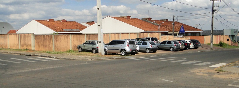 Estacionamento proximidades do Colégio Estadual Carlos Ventura.