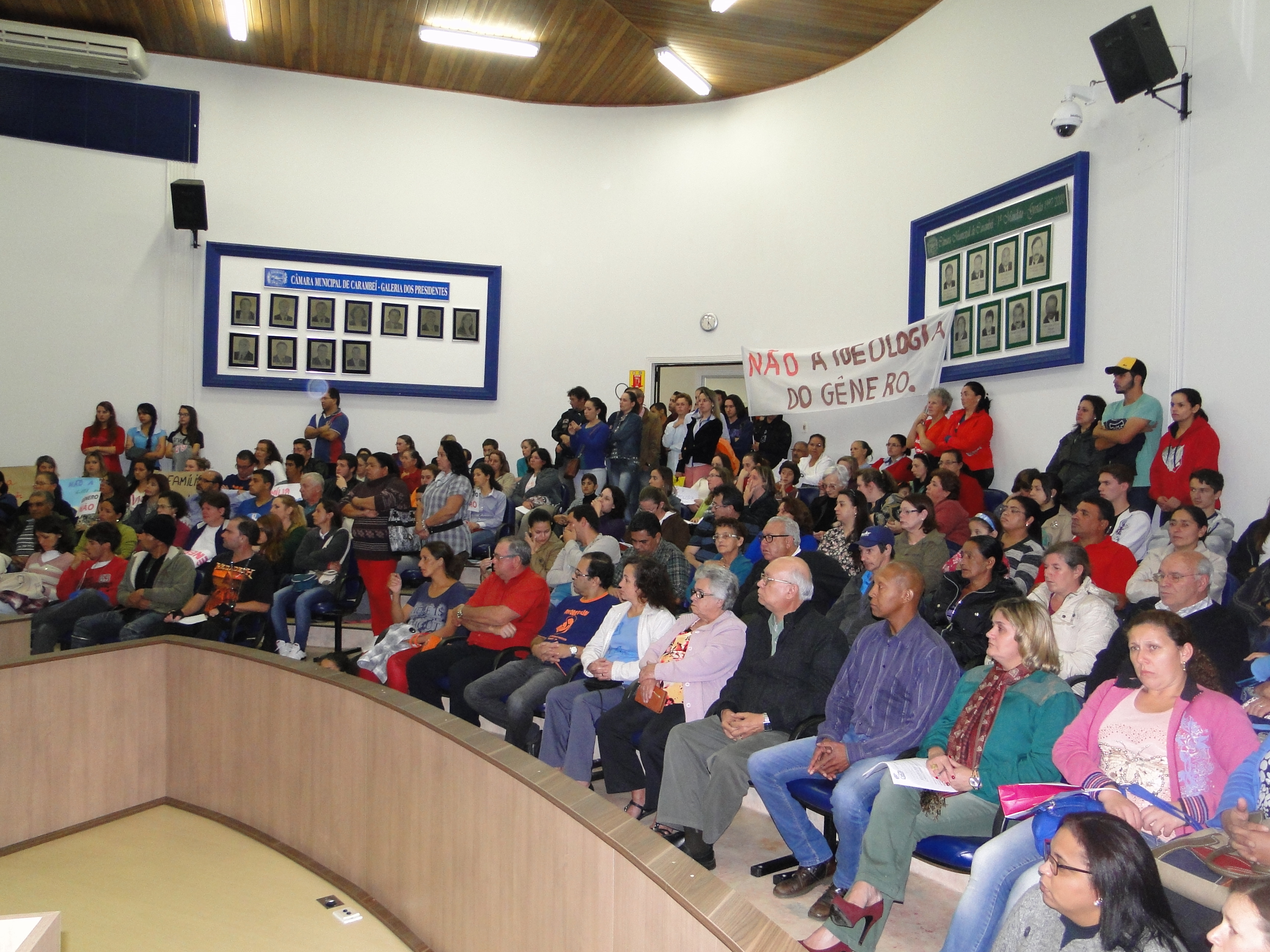 População Carambeiense lota o Plenário da Câmara Municipal, para acompanhar a votação do PME.